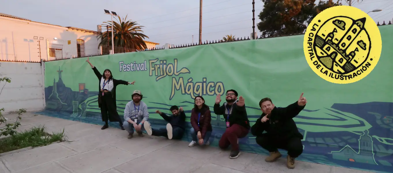 Equipo de Frijol Mágico frente a mural del festival